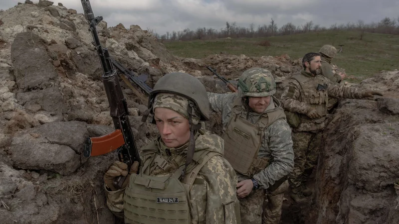 51-letna Natalija, mati treh otrok, ki služi kot bojna zdravnica v 24. mehanizirani brigadi, se je udeležila terenske vaje na neznani lokaciji na vzhodu Ukrajine. Foto: Roman Pilipey/Afp