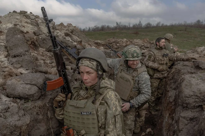 51-letna Natalija, mati treh otrok, ki služi kot bojna zdravnica v 24. mehanizirani brigadi, se je udeležila terenske vaje na neznani lokaciji na vzhodu Ukrajine. Foto: Roman Pilipey/Afp