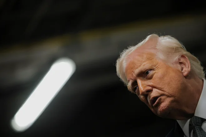 Predsednik ZDA Donald Trump je jemenske hutijevske upornike danes posvaril pred »popolnim uničenjem«. FOTO: Carlos Barria/Reuters