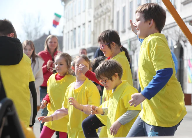 Za otroke z downovim sindromom je značilen poseben način vedenja in potrebujejo ustrezno spremljajočo podporo. FOTO: Dejan Javornik/Delo