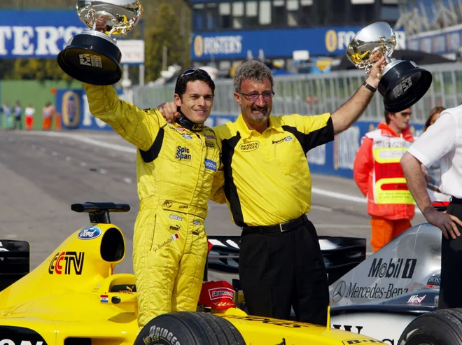 Eddie Jordan (desno) in Giancarlo Fisichella sta se veselila zadnje zmage ekipe Jordan leta 2003 v Braziliji. FOTO: Patrick Hertzog/AFP