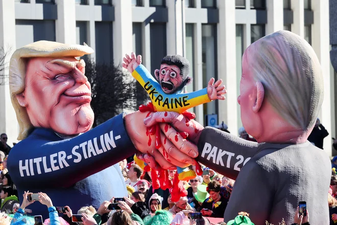 Trump je večkrat ponovil, da so ukrajinski vojaki v regiji Kursk povsem obkoljeni in brez možnosti umika. Podobne izjave je dal tudi Putin, ki je trdil, da bodo morali ukrajinski vojaki »kapitulirati ali umreti«, če ne bodo sprejeli ruskih pogojev. FOTO: Wolfgang Rattay/Reuters