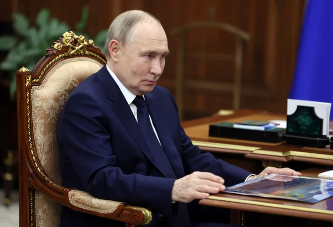 Tudi ukrajinski predsednik Zelenski je v javnih izjavah odločno zanikal, da so ukrajinski vojaki v Kursku obkoljeni, in obtožil Putina, da širi napačne informacije. FOTO: Mikhail Metzel/Reuters