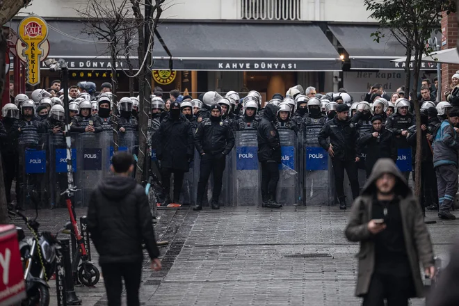 Število pripadnikov posebnih enot policije je na ulicah Istanbula čez noč močno poskočilo. FOTO: Ozan Kose/Afp
