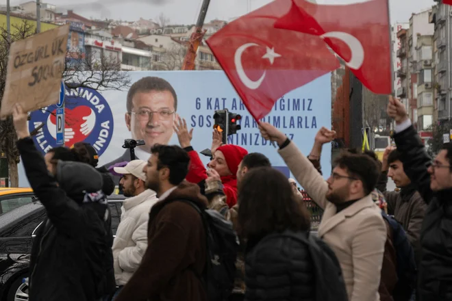 Protestniki so tako kot vodstvo opozicije prepričani, da je župan žrtev politično motiviranega pregona. FOTO: Ozan Kose/Afp
