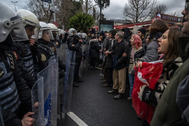 Protestnikom so v istanbulski četrti Beşiktaş zaprli pot pripadniki posebnih enot policije. FOTO: Ozan Kose/Afp
