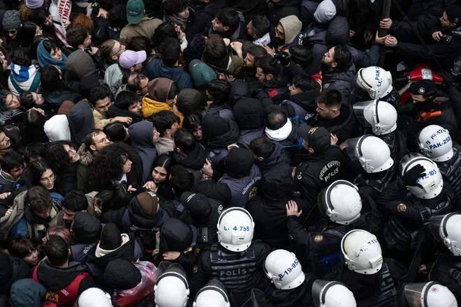Prerivanje med protestniki in policijo FOTO: Ozan Kose/Afp