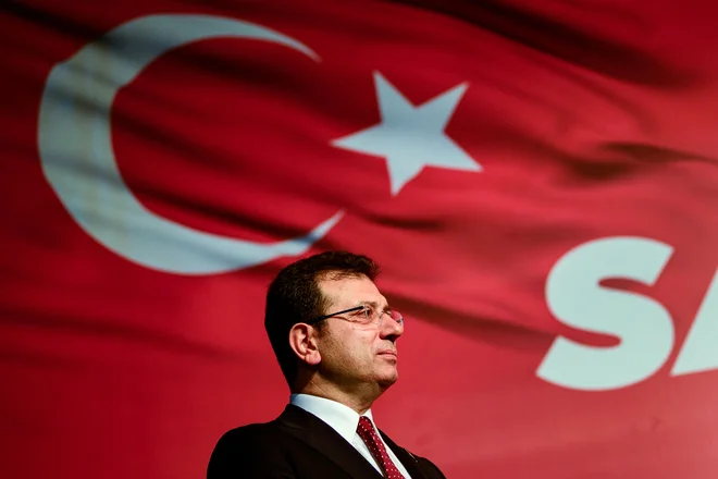 Od nepričakovanega uspeha opozicije na lanskih lokalnih volitvah, se İmamoğluju pripisujejo resne možnosti za to, da po 22 letih konča Erdoğanovo vladavino. FOTO: Yasin Akgul/Afp