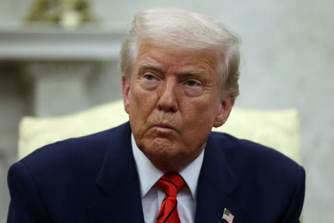 Marca letos je predsednik Donald Trump podpisal odlok, ki dovoljuje uporabo Zakona o sovražnih tujcih iz leta 1798 za deportacijo migrantov, domnevno povezanih s kriminalnimi tolpami. FOTO: Evelyn Hockstein/Reuters