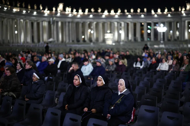 Verniki se zbirajo na Trgu svetega Petra in molijo za zdravje papeža Frančiška. FOTO: Guglielmo Mangiapane/Reuters