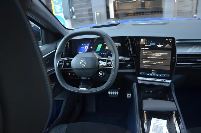 Armaturno ploščo že poznamo iz klasične hibridne izvedbe, tudi iz modelov, kot je renault austral.

FOTO: Gašper Boncelj