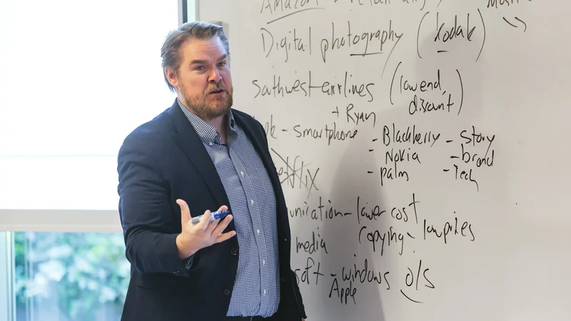 McDonald, ki je tudi soavtor odmevne knjige Productive Tensions: How Every Leader Can Tackle Innovation's Toughest Trade-offs, je eden najvidnejših strokovnjakov za teorijo disruptivnih inovacij in raziskovanje, kako podjetja tekmujejo in uvajajo inovacije na trgih, ki jih preoblikujejo nove tehnologije. FOTO: Boris Pretnar