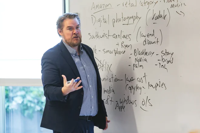 McDonald, ki je tudi soavtor odmevne knjige Productive Tensions: How Every Leader Can Tackle Innovation's Toughest Trade-offs, je eden najvidnejših strokovnjakov za teorijo disruptivnih inovacij in raziskovanje, kako podjetja tekmujejo in uvajajo inovacije na trgih, ki jih preoblikujejo nove tehnologije. FOTO: Boris Pretnar