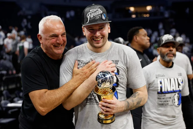 Športni direktor košarkarskih reprezentanc Saša Dončić je prepričan, da za njegovega sina Luko Dončića igranje za slovensko reprezentanco nikoli ni bilo vprašljivo. FOTO: David Berding/Getty Images Via Afp
