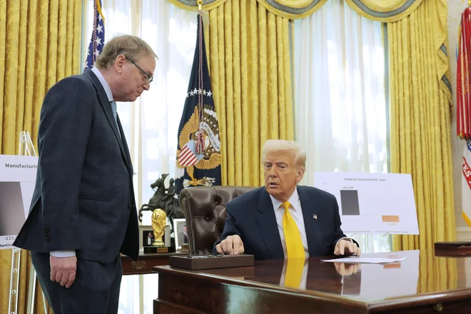 Vloga svetovalca Donalda Trumpa za gospodarsto Kevina Hassetta (levo) v ameriški politiki ni v tem, da jo oblikuje, ampak da ji daje videz verodostojnosti. FOTO: Anna Moneymaker/Getty Images Via Afp