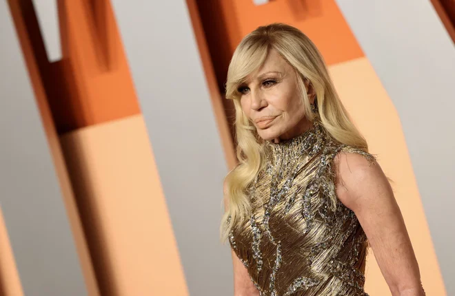 Donatella Versace bo konec meseca mesto kreativnega direktorja modne hiše Versace prepustila Dariu Vitaleju. FOTO: Michael Tran/ AFP