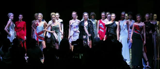 Modna revija Haute Couture jesen/zima 2016-2017 za Atelier Versace v Parizu. FOTO: Reuters