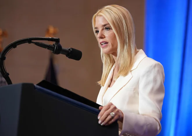 Pravosodna ministrica Pam Bondi namerava zelo kaznovati požigalce tesel. FOTO: Andrew Harnik/AFP
