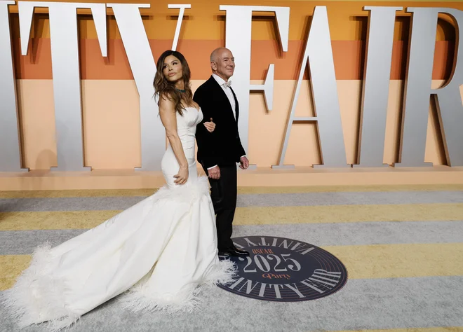 Lauren Sanchez in Jeff Bezos sta bila na zabavi Vanity Fair po 97. podelitvi oskarjev v Beverly Hillsu že zelo poročno oblečena. FOTO: Danny Moloshok/Reuters
