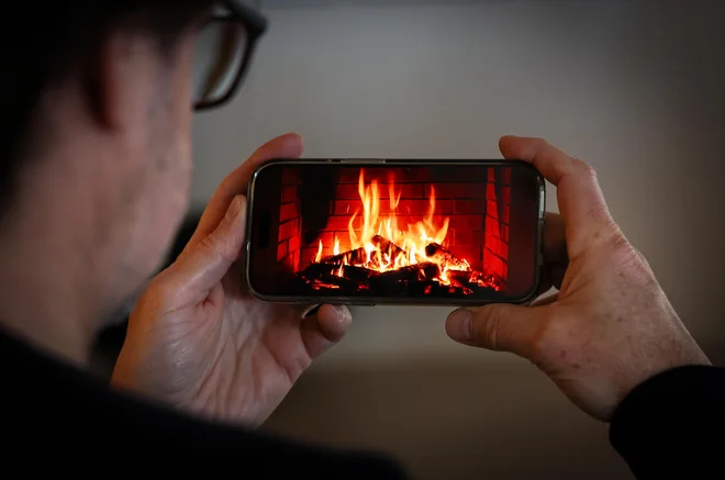 Z mobilnimi telefoni so medčloveški stiki pridobili neslutene dimenzije. FOTO: Matej Družnik/Delo