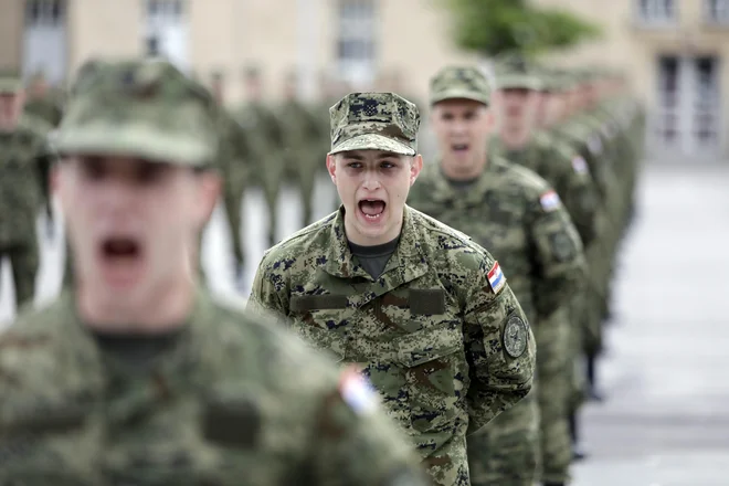 Na ministrstvu za obrambo so poudarili, da si prizadevajo zadržati obstoječe vojake ter privabiti mlade v vojsko predvsem z dvigom materialnih pravic, življenjskega standarda in dela. FOTO: Danijel Soldo/Cropix