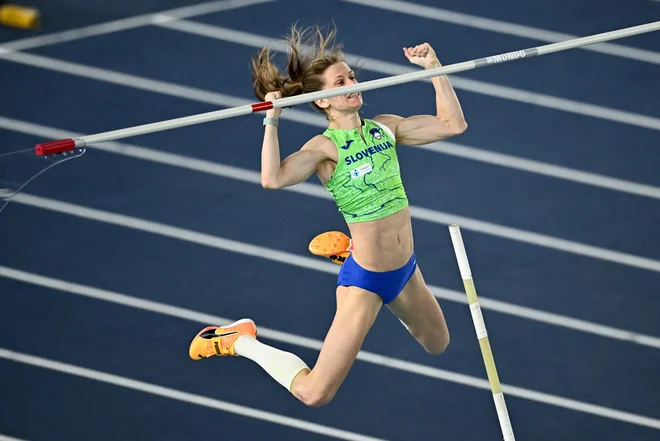 Tina Šutej je na dvoranskem evropskem prvenstvu v Alpedoornu na Nizozemskem osvojila srebrno medaljo v skoku s palico. V finalu je preskočila 4,75 m, kar je njen najboljši izid sezone. To je že tretja zaporedna srebrna medalja za Slovenko. Foto: Dylan Martinez/Reuters