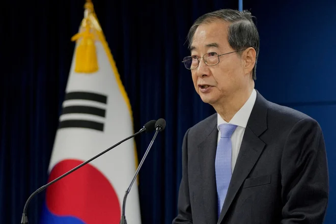 Premier Han Dok Su je bil pol ure po objavi mnenja ustavnega sodišča znova vršilec dolžnosti predsednika. FOTO: Ahn Young-joon/Reuters