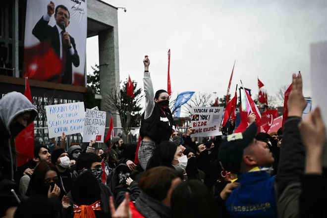 Protesti so potekali tudi dan zatem, ko je bil Ekrem İmamoğlu potrjen za uradnega kandidata opozicijske republikanske ljudske stranke (CHP) na naslednjih predsedniških volitvah, predvidenih leta 2028. FOTO: Angelos Tzortzinis/AFP