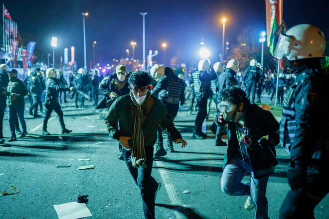 Dolgoletni turški predsednik je največjo opozicijsko stranko opozoril, da bo odgovarjala za škodo, nastalo med protesti. FOTO: Kemal Aslan/Afp