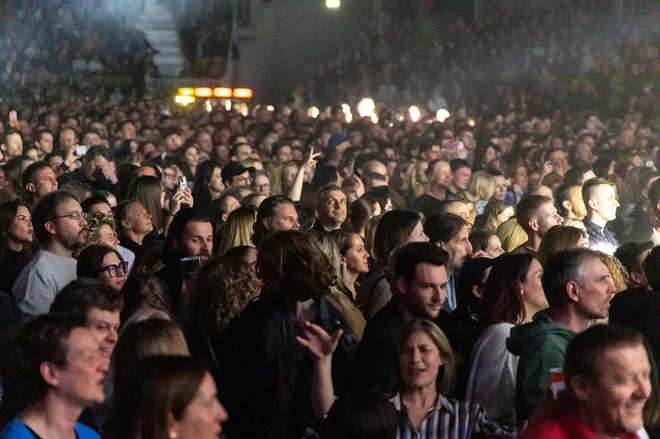 V polni areni Stožice so bile najstnice in najstniki, kao nekada, pa tudi dvajset-, tridesetletniki, in naša generacija, ki smo bili najstniki takrat ... FOTO: Voranc Vogel/Delo