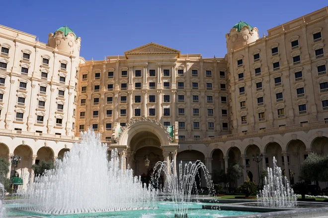 Pogovori med rusko in ameriško delegacijo so v strogi tajnosti potekali v hotelu Ritz-Carlton v Rijadu. FOTO: Mohammed Benmansour/Reuters