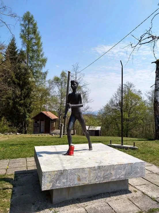 Kip kurirja so leta 2007 že ukradli, Mestna občina Ljubljana ga je s kopijo nadomestila leta 2009. FOTO: Zveza združenj borcev za vrednote NOB Slovenije