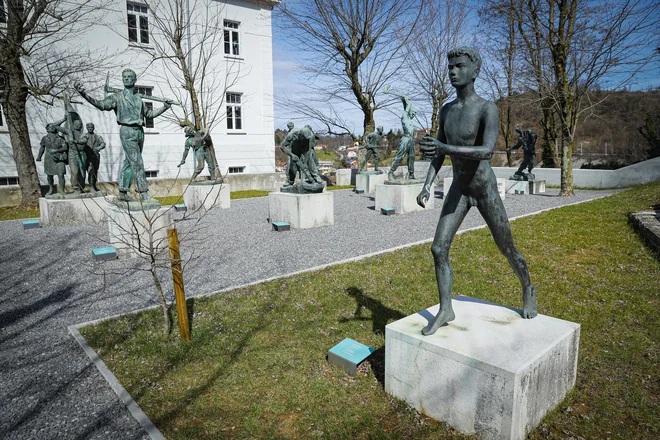 V parku protokolarnega objekta Brdo so postavili tudi kopijo spomenika (lanski posnetek iz Muzeja vojaške zgodovine v Pivki). FOTO: Jože Suhadolnik/Delo