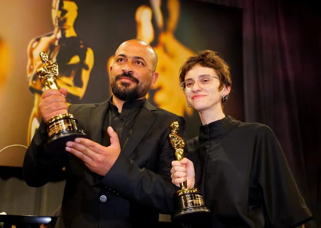 Hamdan Balal in Rachel Szor ob prejemu oskarjev za Edino zemljo. FOTO: Mike Blake/Reuters