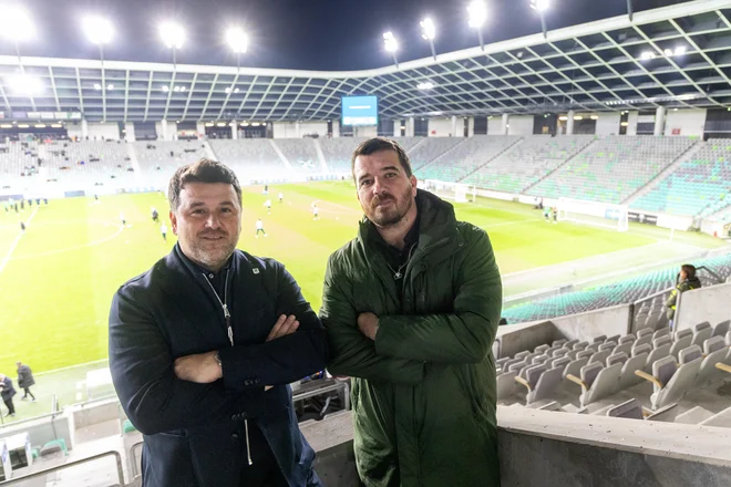 Direktor NK Olimpija Igor Barišić in športni direktor Goran Boromisa sta, kot kaže, prepričala trenerja Victorja Sancheza o nadaljevanju skupne poti. FOTO: Voranc Vogel/Delo