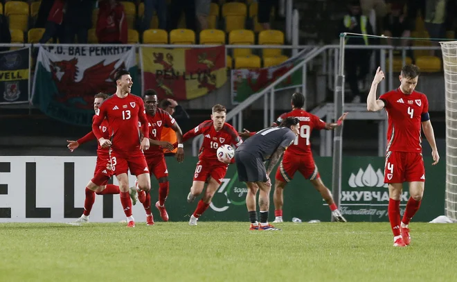 Severna Makedonija in Wales sta v Skopju sodnikovem dodatku urpizorila dramo. Najprej so gostitelji zadeli v 91. minuti, v 96. minutpa so gostje izenačili. FOTO: Ognen Teofilovski/Reuters