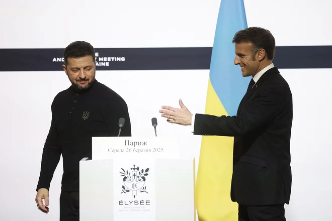 Francoski predsednik Emmanuel Macron in ukrajinski predsednik Volodimir Zelenski na skupni novinarski konferenci v Parizu. FOTO: Yoan Valat/AFP