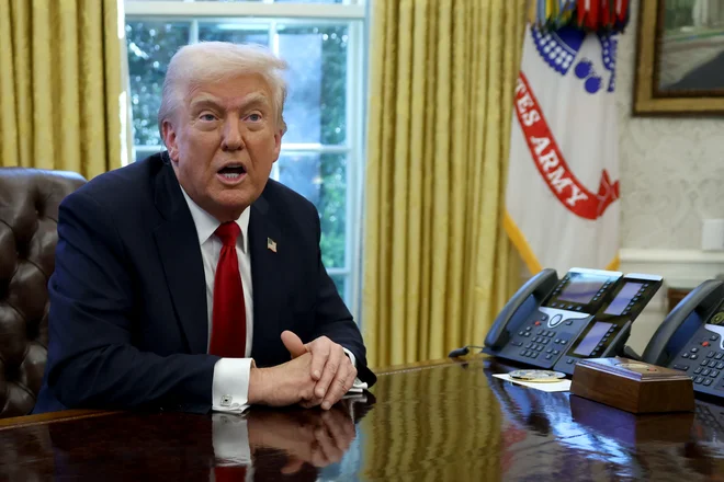 Ameriški predsednik Donald Trump v ovalni pisarni. FOTO: Evelyn Hockstein/Reuters