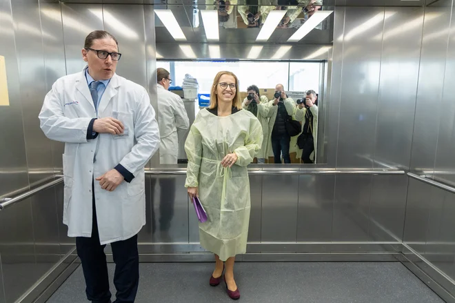 Po besedah ministrice za zdravstvo Valentine Prevolnik Rupel predlog zakona krepi vlogo javnih zdravstvenih zavodov, regulira javno in tržno dejavnost ter s tem povezano prehajanje zdravstvenega kadra. FOTO: Voranc Vogel/Delo
