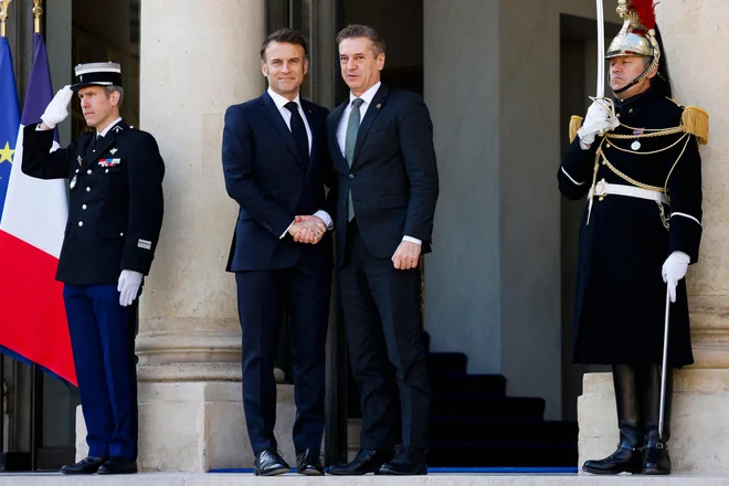 Francoski predsednik Emmanuel Macron med sprejemom slovenskega premiera Roberta Goloba v Elizejski palači FOTO: Ludovic Marin/Afp