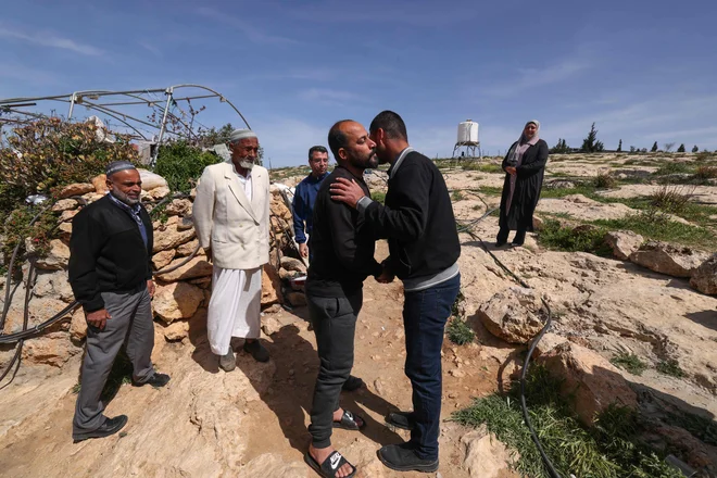 Ob vrnitvi domov so ga pozdravili družina, sosedje in obiskovalci, spregovoril je tudi za medije. Foto Hazem Bader/AFP