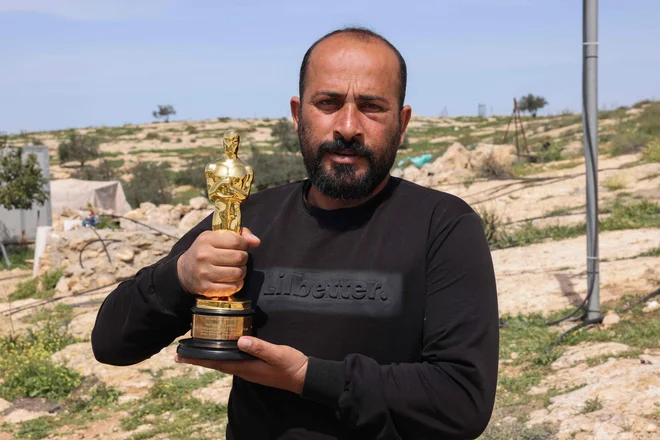 Hamdan Balal je z Juvalom Abrahamom, Basilom Adro in Rachel Szor sorežiser dokumentarnega filma Edina zemlja. Film je dobil oskarja za najboljši celovečerni dokumentarni film, ogledati si ga je mogoče tudi pri nas, na Festivalu dokumentarnega filma je nedavno dobil nagrado Amnesty International za najboljši film na temo človekovih pravic. Foto Hazem Bader/AFP