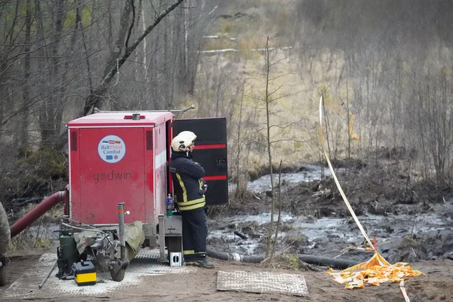 V sredo zvečer so na območju vadbišča, potopljeno v vodi in blatu našli njihovo oklepno vozilo M88 hercules, a za zdaj ne morejo potrditi, da so v njem tudi vojaki. FOTO: Janis Laizans/Reuters
