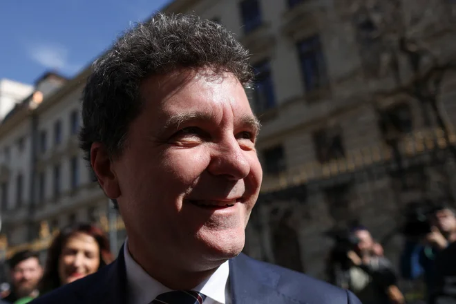 Dan, nekdanji matematični genij in borec proti korupciji, se vidi kot »antisistemski politik«, ki ga ljudje dojemajo kot iskrenega kritika političnega establišmenta. FOTO: Reuters