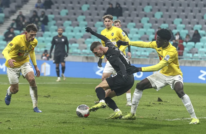 Raul Florucz se je v Slovenijo vrnil brez poškodbe in s prvim reprezentančnim nastopom za Avstrijo, nabrušen je za vražje in že dve leti nepremagljive Šiškarje. FOTO: Jože Suhadolnik/Delo