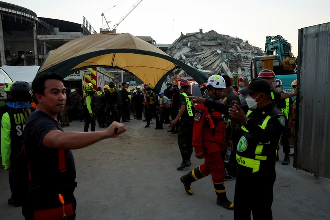 Reševalne ekipe iščejo številne pogrešane v ruševinah porušenih stavb. FOTO: Athit Perawongmetha/Reuters
