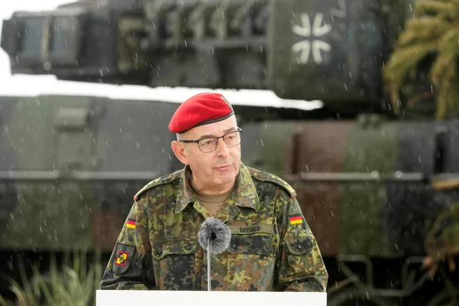 Vodja nemške vojske, general Carsten Breuer, je posvaril pred intenzivnim oboroževanjem Rusije, ki močno presega vojne potrebe v Ukrajini. FOTO: Ints Kalnins/REUTERS