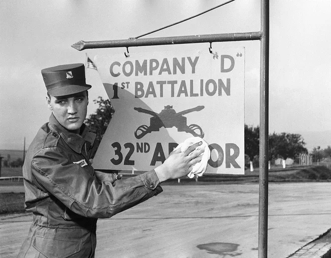 Elvis Presley je poldrugo desetletje po koncu druge svetovne vojne kot narednik služboval v ameriški tankovski diviziji, nastanjeni v Nemčiji. FOTO: Vittoriano Rastelli/Wikipedia