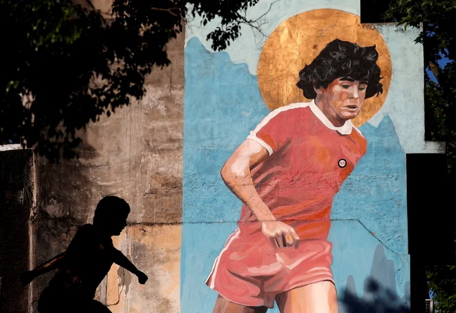 Diego Maradona še živi v srceh navijačev. FOTO: Agustin Marcarian/Reuters
