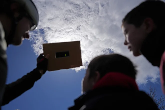 Sever Španije v času delnega sončnega mrka 2025. FOTO: Cesar Manso/AFP